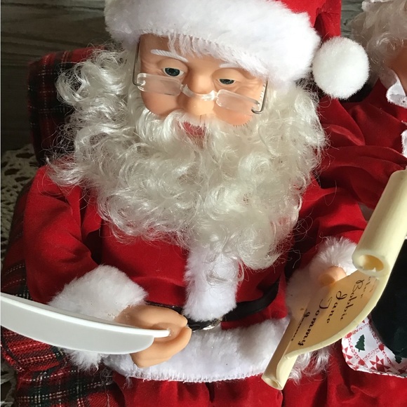 Animated Santa and Mrs Claus sitting on a couch - Picture 3 of 6